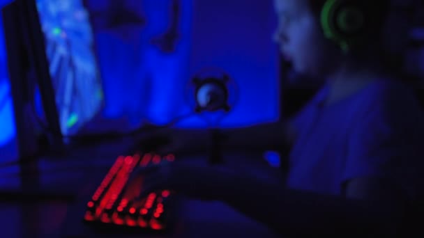 Professionell Gamer spelar i TV-spel på sin dator. — Stockvideo