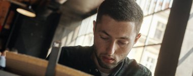 Genç adam eski daktiloyla yazıyor..