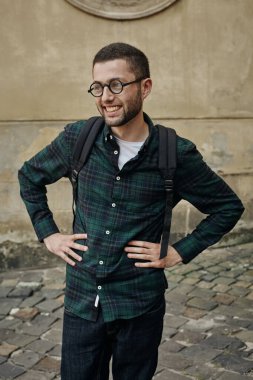 Gözlük takan yetişkin bir adamın portresi