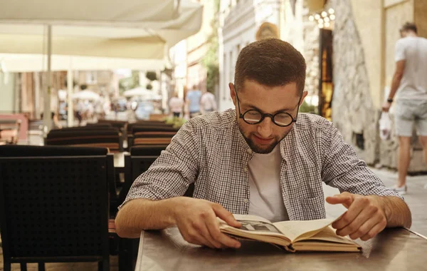 Student mit Buch im Freien — Stockfoto