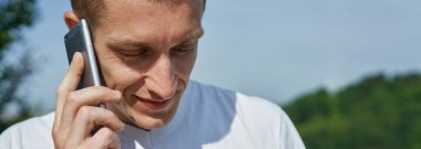 Genç adam tabletine bakıyor. Birisi telefondan arıyor. Endişeli.