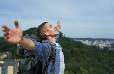 Mutlu genç turistler dağa tırmanıyor.