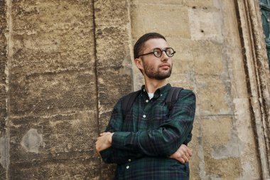 Klasik yuvarlak gözlüklü genç bir adamın güzel portresi. Başka tarafa bakıyor.