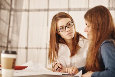 Ofisteki bir iş toplantısında ortaklar.