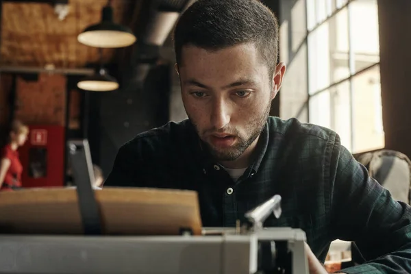 Writer uses a classic typewriter to work. something about slowing down — Stock Photo, Image