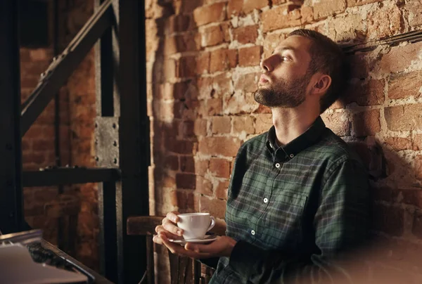 Jemný spisovatel pití ranní kávu a práci — Stock fotografie
