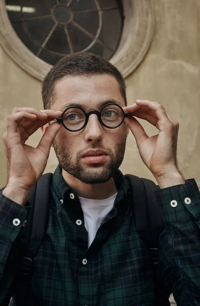 Porträt eines schönen jungen Mannes mit klassischer runder Brille — Stockfoto