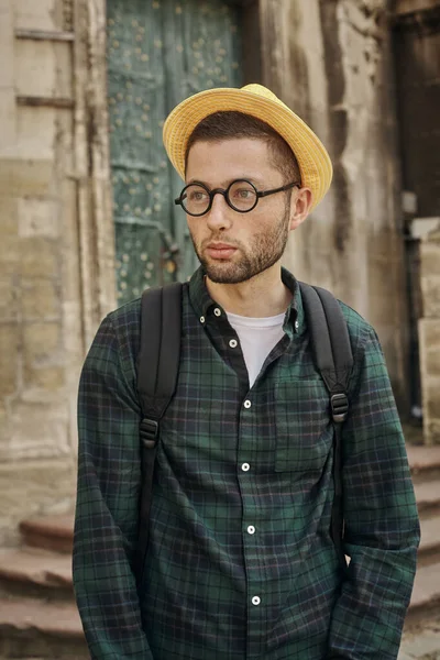Gyönyörű portré egy fiatalemberről klasszikus kerek szemüvegben. Félrenéz. — Stock Fotó
