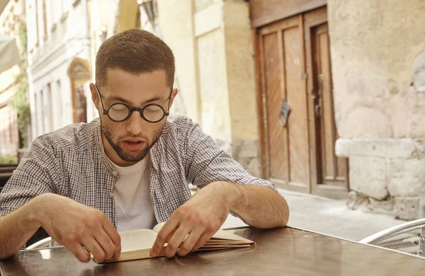 Junger Mann liest gerade ein Buch — Stockfoto