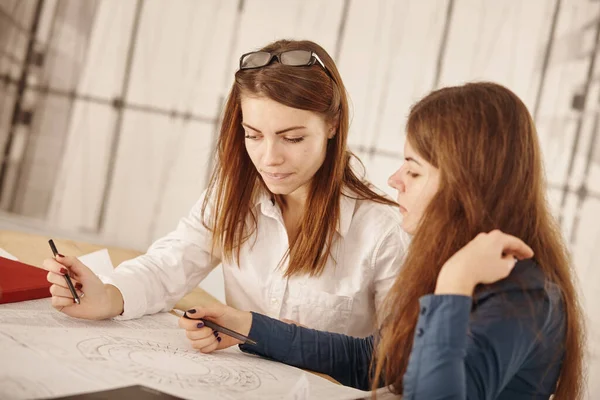 Arquitectos femeninos están resolviendo el problema de la construcción de nuevos hospitales —  Fotos de Stock