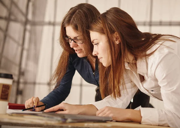 Arquitectos femeninos están resolviendo el problema de la construcción de nuevos hospitales — Foto de Stock