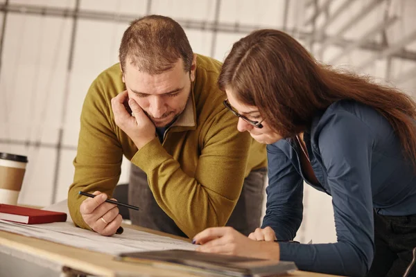 Communicating partners at a business meeting — Stock Photo, Image