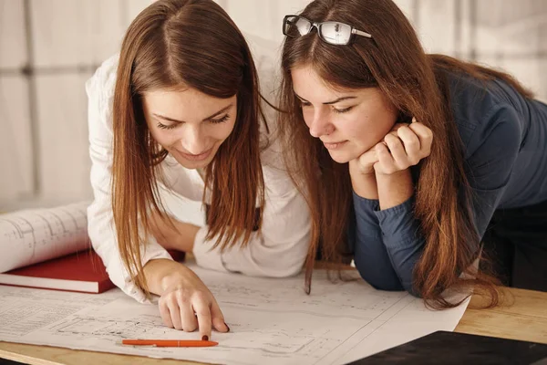 Arquitectos femeninos están resolviendo el problema de la construcción de nuevos hospitales —  Fotos de Stock