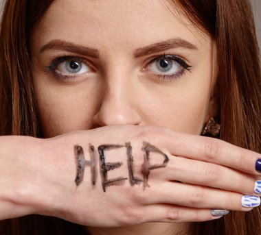 Kadın portresi için bana yardım et. Elindeki boyalı yazı için yardım iste. Korku, acı, depresyon kavramı