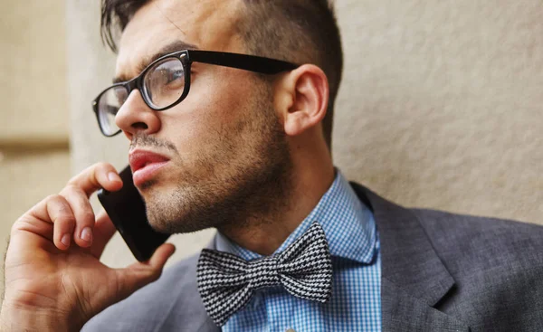 Stilig affärsman som pratar i telefon på gatan — Stockfoto