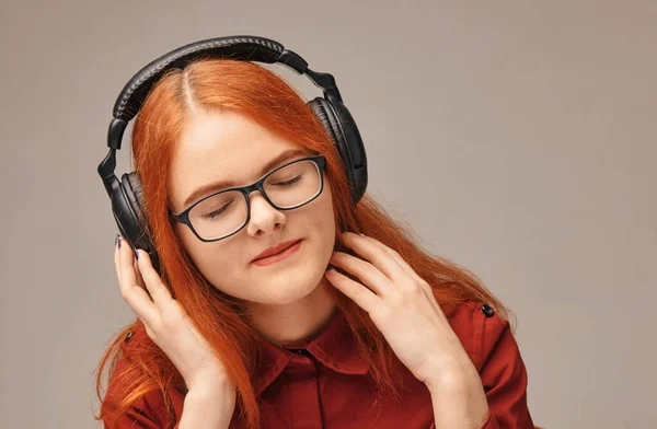 Muchacha joven muy feliz escuchando música en auriculares — Foto de Stock
