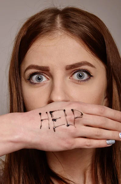 Help me Psychologisch portret van vrouwen schreeuwt om hulp met geschilderde inscriptie op haar hand. Angst, pijn, depressie concept — Stockfoto