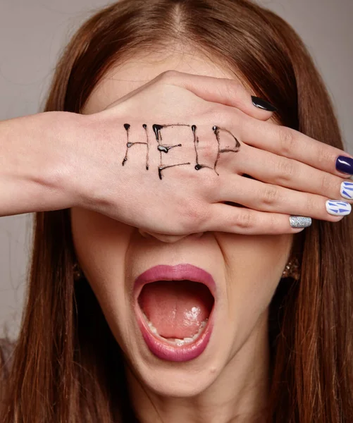 Help me Psychologisch portret van vrouwen schreeuwt om hulp met geschilderde inscriptie op haar hand. Angst, pijn, depressie concept — Stockfoto