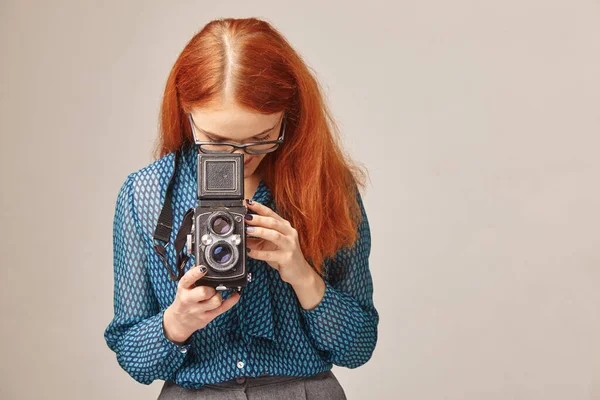 Mladá krásná zrzka a žena s klasickou kamerou — Stock fotografie