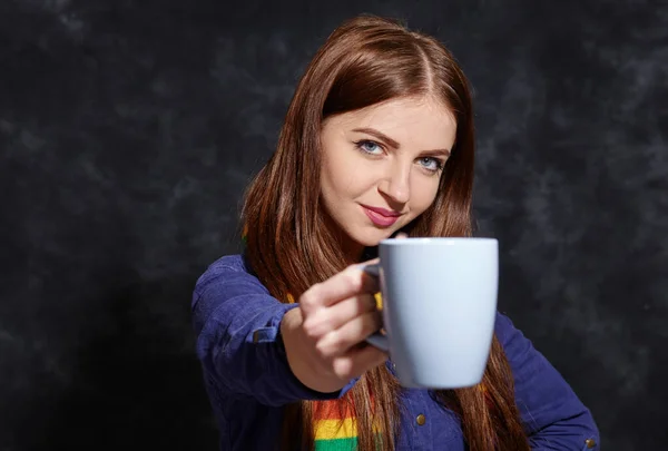 Jong en mooi vrouw houdt een kopje en biedt ons meer te drinken — Stockfoto