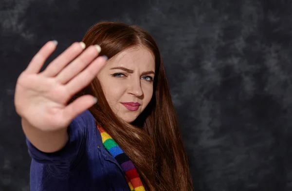 Una joven muestra la mano mostrando desacuerdo con algo —  Fotos de Stock