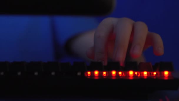 手のゲーマーは、コンピュータキーボードを入力します。ゲーマーのためのゲームキーボード。ゲームのコンセプト。バックライト付きゲームキーボード. — ストック動画