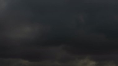 Hızlandırılmış bulut hareket ediyor. Fırtına devi hızlı film zamanı.