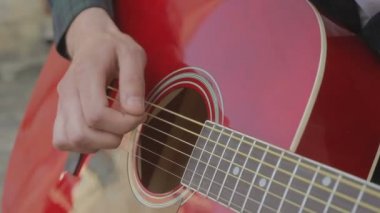 Gitaristin eli gitarın fretboardunda.
