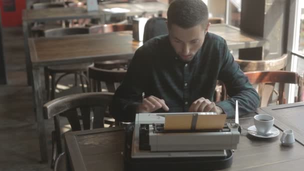 Machine à écrire utilise une machine à écrire classique pour travailler. quelque chose sur le ralentissement — Video