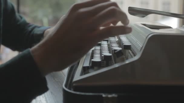 Mãos masculinas escrevendo na máquina de escrever velha, efeito de dano do filme velho de 8mm — Vídeo de Stock