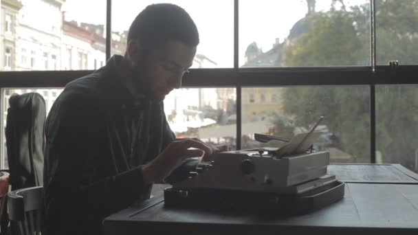 Schrijver gebruikt een klassieke typemachine om te werken. iets over vertragen — Stockvideo