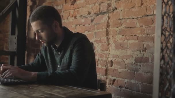 Entrepreneur homme d'affaires concentré tapant sur ordinateur portable faire de la recherche. Jeune professionnel masculin utilisant un ordinateur assis à la maison bureau. Travailleur indépendant occupé travaillant sur un appareil portable technologique moderne.