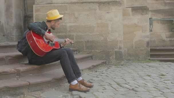 Härlig ung gatumusiker med gitarr — Stockvideo