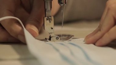 Coronavirus 'a karşı korunmak için maske dikme süreci