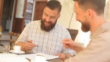 İki başarılı iş adamı takım elbise giyer, bankacı müdür mutlu müşteri müşteri yatırımcısı iş toplantısında banka kredisi yatırım anlaşması yapar, el sıkışır, hizmetleri satar.