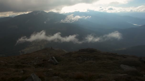 Krajobraz z szczytami górskimi Czarnohora i zachmurzone niebo — Wideo stockowe