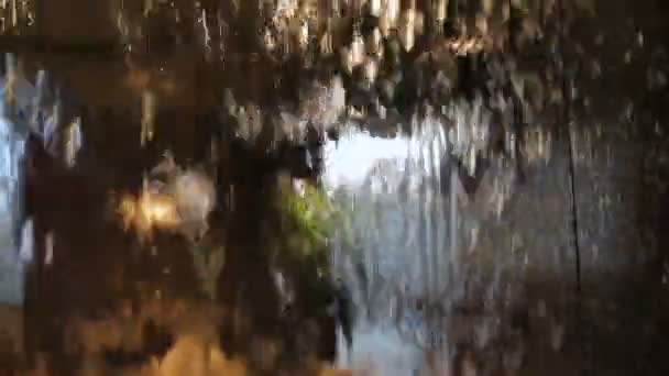 Вода тече по поверхні як внутрішній декор — стокове відео