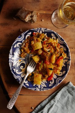 Lezzetli yemek, harika patates güveci, biber, karnabahar, havuç, soğan ve yeşil maydanoz. Ekmek. Ve beyaz şarap..