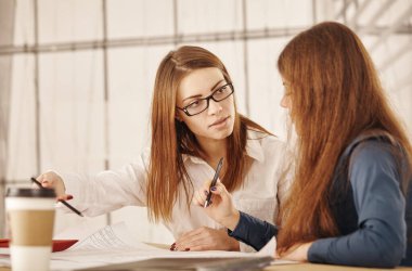 Ofisteki bir iş toplantısında ortaklar.