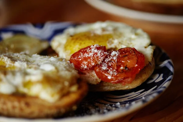 Délicieux petit déjeuner délicieux et nutritif d'œufs brouillés avec des tomates cuites au four, et un pain cuit au four — Photo