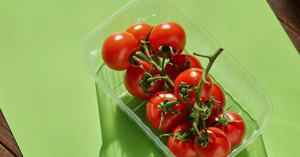 Colorful red tomatos on green background. From top view — Stock Photo, Image