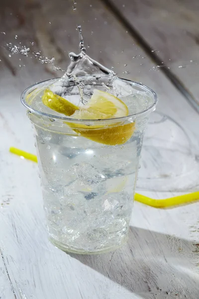 Bevanda fredda con limone — Foto Stock