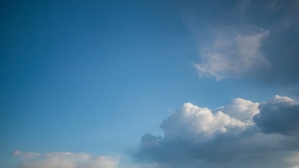 Временные облака катятся, облака бегут по яркому голубому небу, кучевые облака формируются в темно-синем небе. Время белых облаков с голубым небом . — стоковое видео