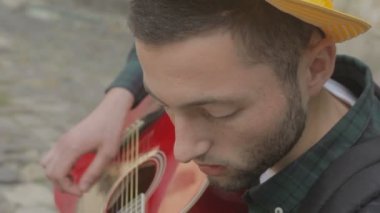 Gitaristin eli gitarın fretboardunda.