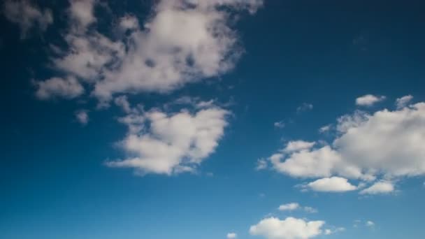 Timelapse toczące się chmury, Chmury biegnące przez genialne niebieskie niebo, Cumulus chmury formy przeciwko ciemnoniebieskim niebie. Timelapse białych chmur z niebieskim niebem. — Wideo stockowe