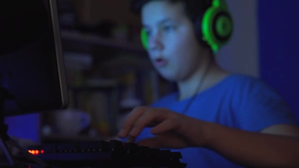 Professionele Gamer speelt in Video Game op zijn computer. — Stockvideo