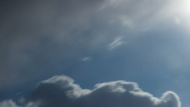 Timelapse nubes ondulantes, nubes que corren a través del cielo azul brillante, nubes cúmulos forman contra un cielo azul oscuro. Timelapse de nubes blancas con cielo azul . — Vídeos de Stock