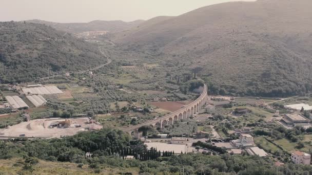 Aqueduct on bright sunny summer day in Italy. Cars pass by Highway road under historical Aqueduct. — Stock Video