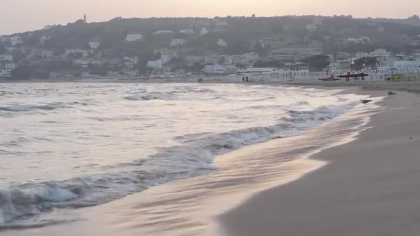 Gaeta est une commune italienne de la province de Latina dans la région Latium en Italie. Situé sur un promontoire s'étendant vers le golfe de Gaeta . — Video