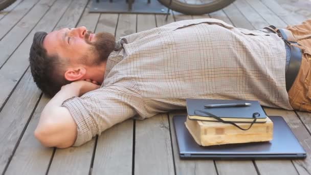 Kalm ontspannen luie jongeman slapen op houten surphase met gesloten ogen thuis, gelukkige gezonde man ademen frisse lucht lounge op de bank handen achter het hoofd genieten van stress vrije rustige dag. — Stockvideo